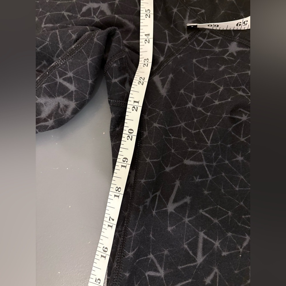 Lululemon CLOSET CLEANOUT crop run pants geometrical design in blacks size XS - Picture 6 of 7